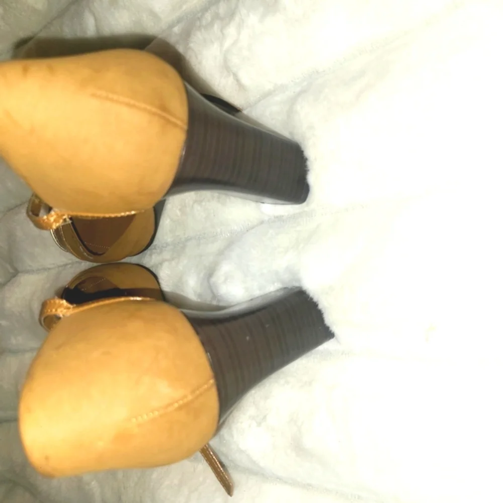 liz & co. Women's Tan and Gold Shoes - Picture 4 of 6